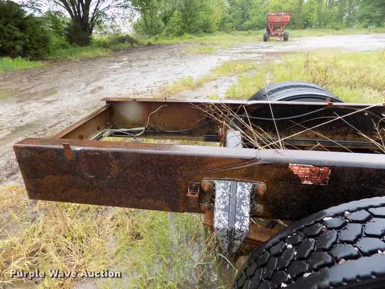 image for item DC7229 1990 Freightliner FLC11264T truck cab and chassis