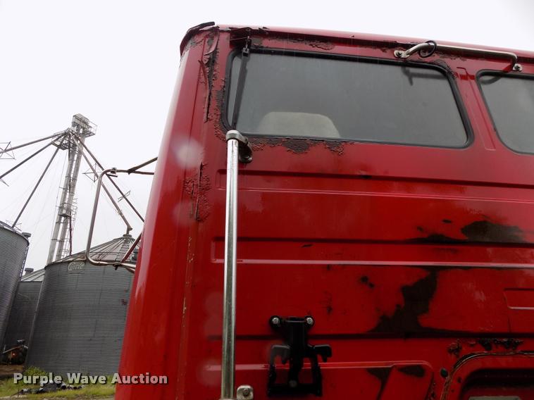 image for item DC7229 1990 Freightliner FLC11264T truck cab and chassis