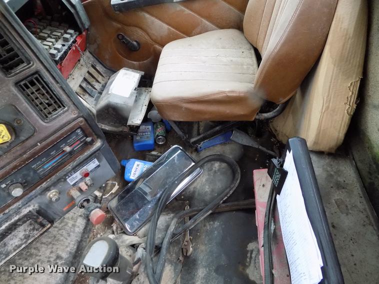 image for item DC7229 1990 Freightliner FLC11264T truck cab and chassis