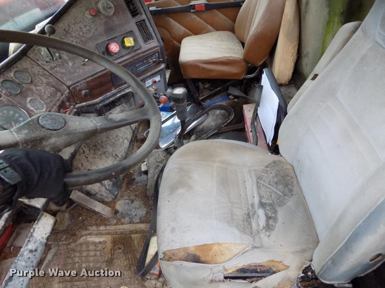 image for item DC7229 1990 Freightliner FLC11264T truck cab and chassis