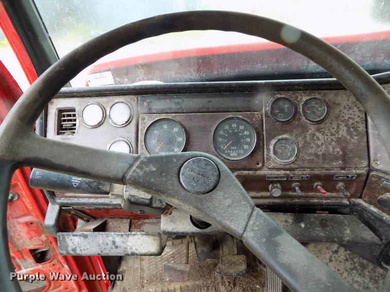 image for item DC7229 1990 Freightliner FLC11264T truck cab and chassis