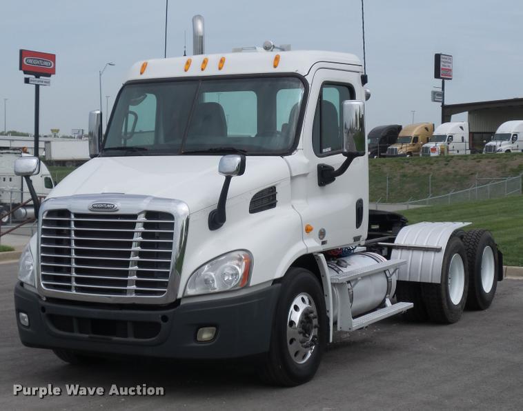 image for item DD9357 2011 Freightliner Cascadia semi truck