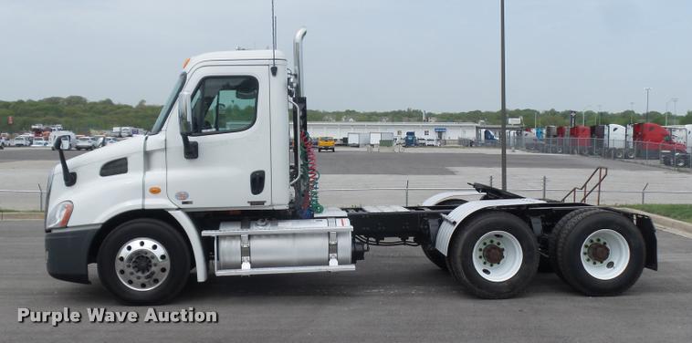 image for item DD9357 2011 Freightliner Cascadia semi truck