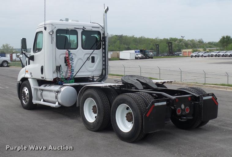 image for item DD9357 2011 Freightliner Cascadia semi truck