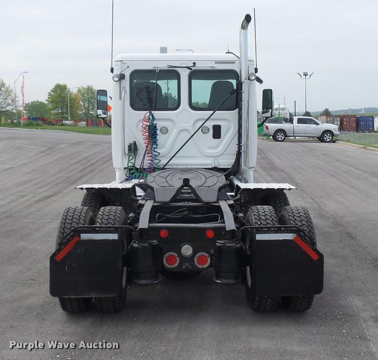 image for item DD9357 2011 Freightliner Cascadia semi truck