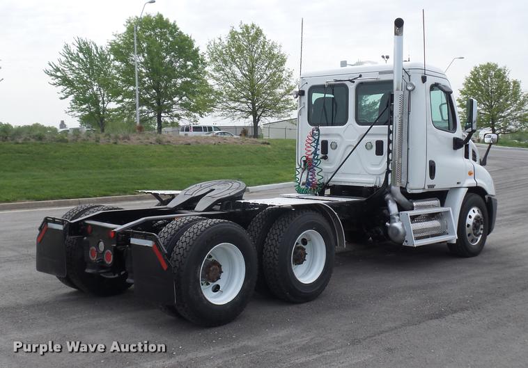 image for item DD9357 2011 Freightliner Cascadia semi truck