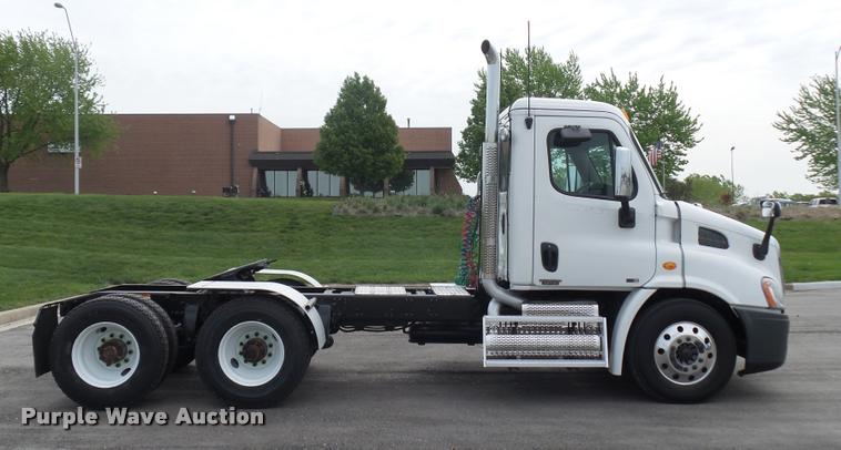 image for item DD9357 2011 Freightliner Cascadia semi truck