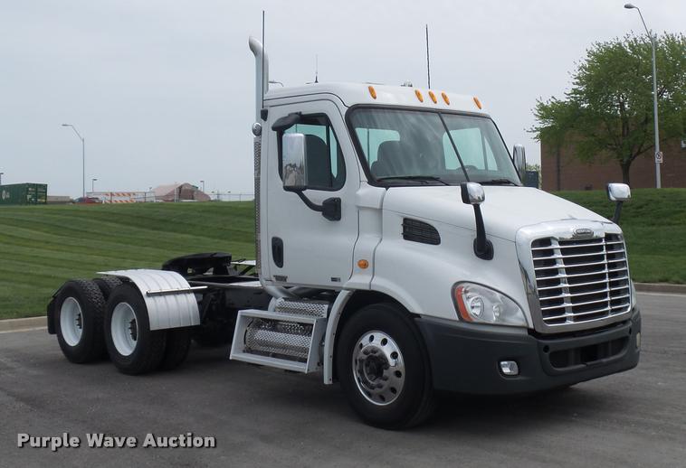 image for item DD9357 2011 Freightliner Cascadia semi truck