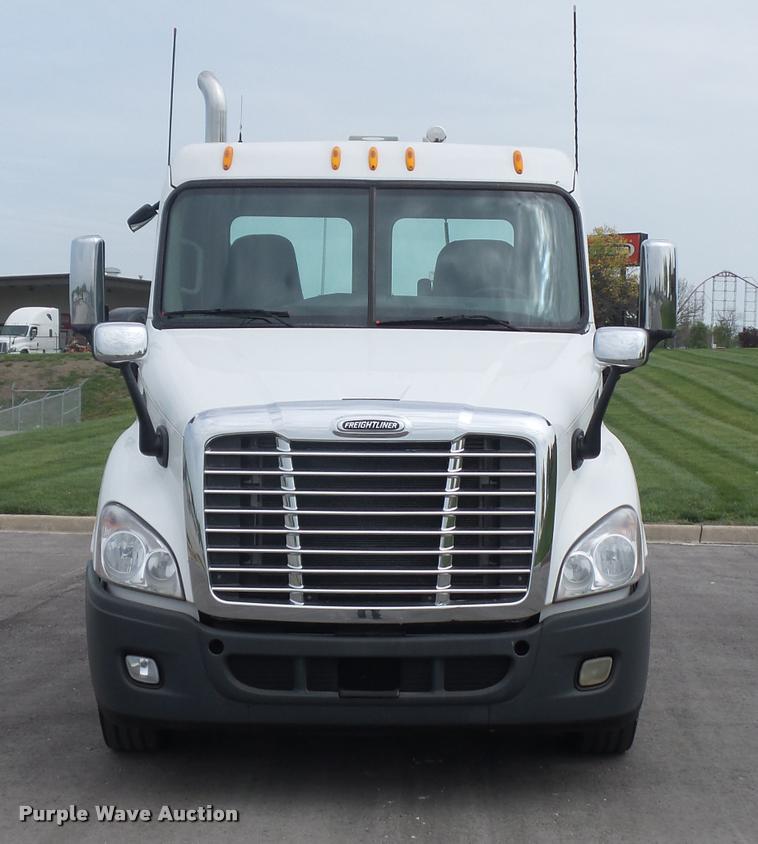 image for item DD9357 2011 Freightliner Cascadia semi truck