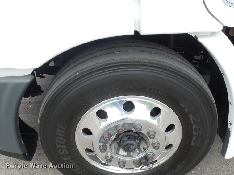 image for item DD9357 2011 Freightliner Cascadia semi truck