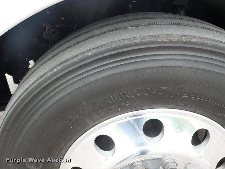 image for item DD9357 2011 Freightliner Cascadia semi truck