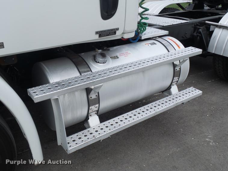 image for item DD9357 2011 Freightliner Cascadia semi truck