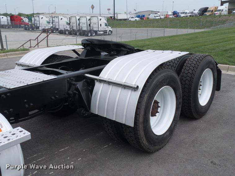 image for item DD9357 2011 Freightliner Cascadia semi truck