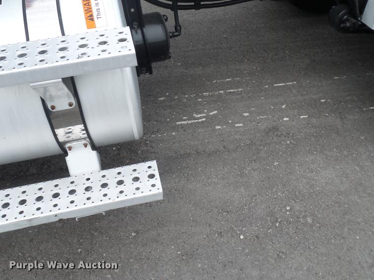 image for item DD9357 2011 Freightliner Cascadia semi truck