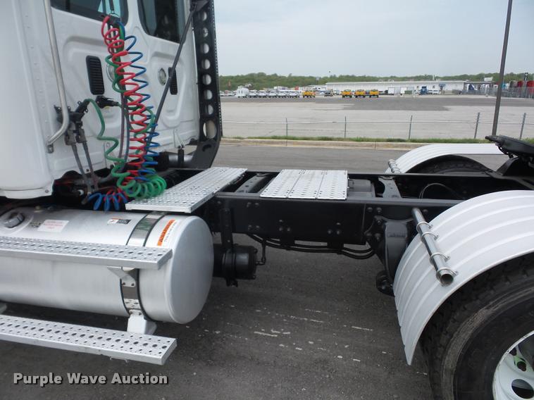 image for item DD9357 2011 Freightliner Cascadia semi truck