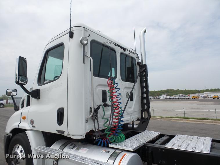 image for item DD9357 2011 Freightliner Cascadia semi truck