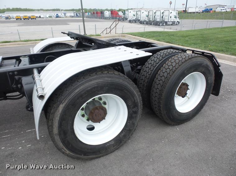 image for item DD9357 2011 Freightliner Cascadia semi truck