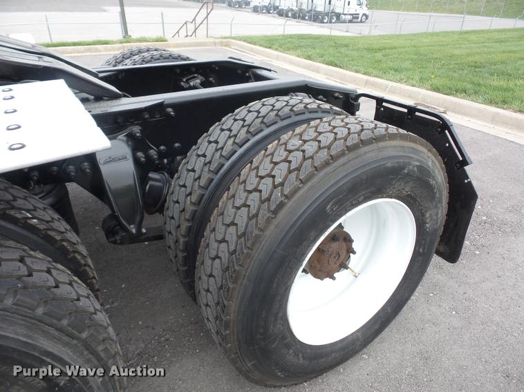 image for item DD9357 2011 Freightliner Cascadia semi truck