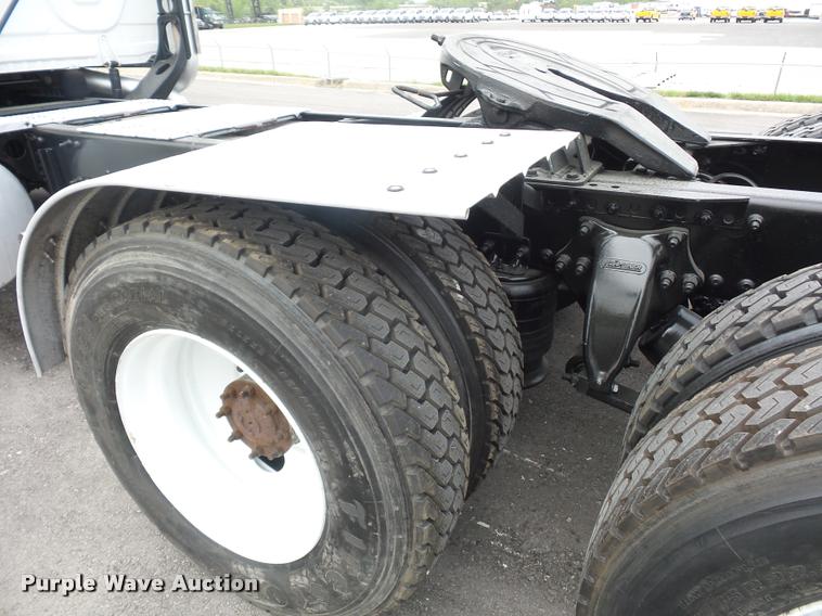 image for item DD9357 2011 Freightliner Cascadia semi truck