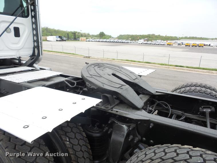 image for item DD9357 2011 Freightliner Cascadia semi truck