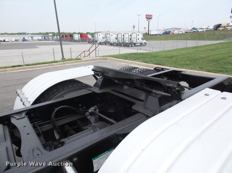 image for item DD9357 2011 Freightliner Cascadia semi truck