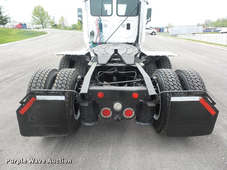 image for item DD9357 2011 Freightliner Cascadia semi truck