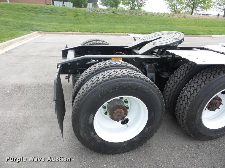 image for item DD9357 2011 Freightliner Cascadia semi truck