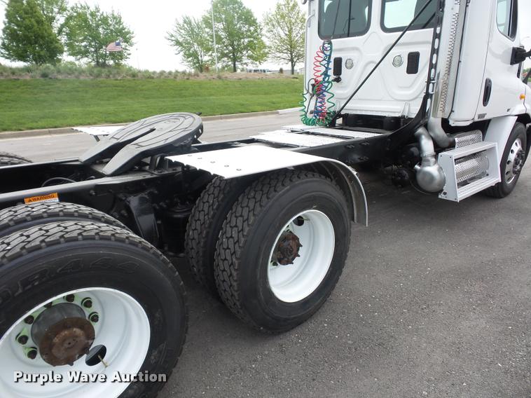 image for item DD9357 2011 Freightliner Cascadia semi truck