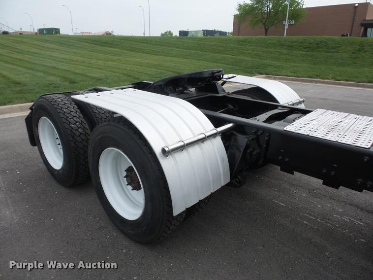 image for item DD9357 2011 Freightliner Cascadia semi truck