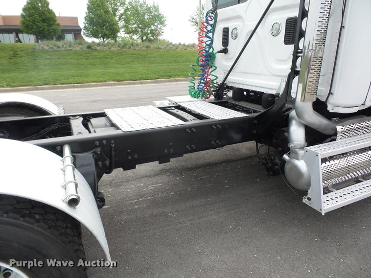 image for item DD9357 2011 Freightliner Cascadia semi truck