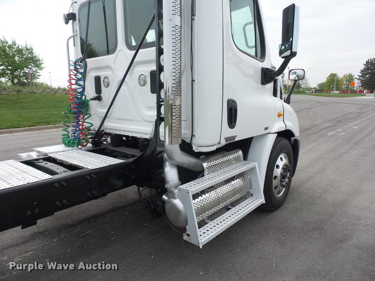 image for item DD9357 2011 Freightliner Cascadia semi truck