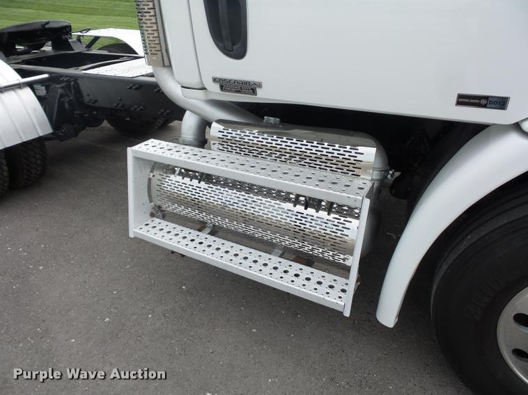 image for item DD9357 2011 Freightliner Cascadia semi truck