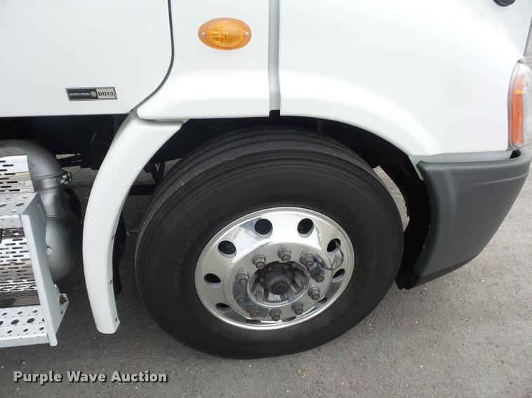 image for item DD9357 2011 Freightliner Cascadia semi truck