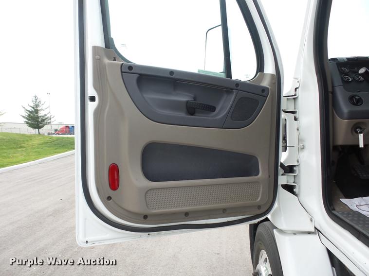 image for item DD9357 2011 Freightliner Cascadia semi truck