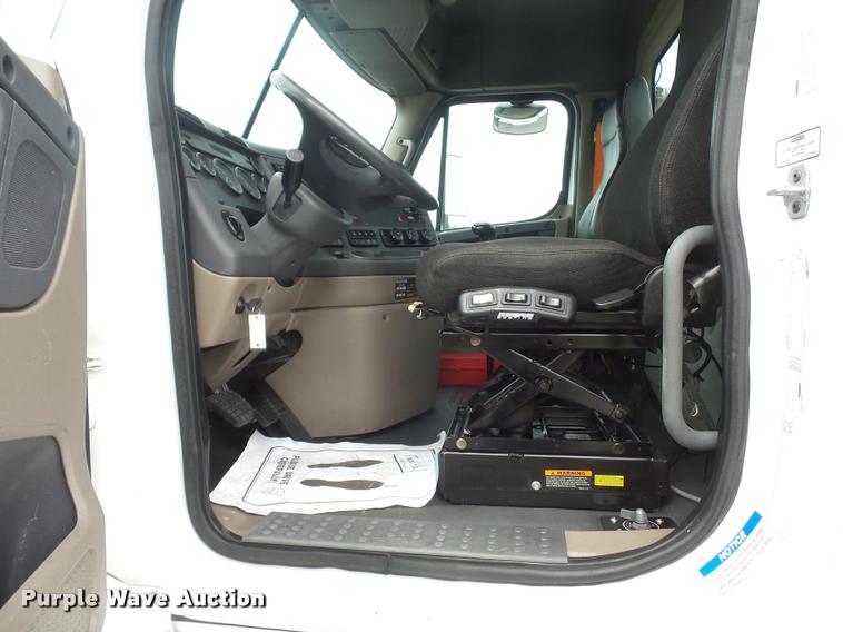 image for item DD9357 2011 Freightliner Cascadia semi truck