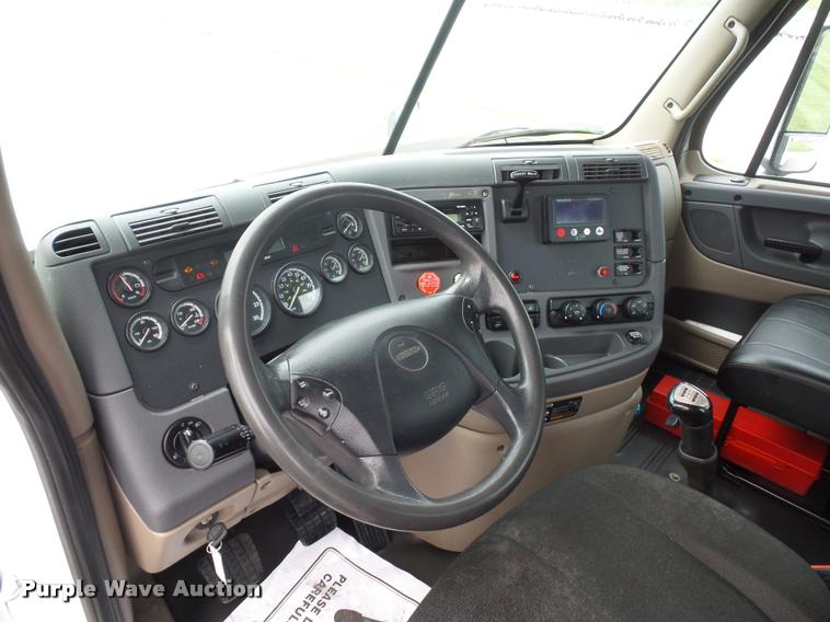 image for item DD9357 2011 Freightliner Cascadia semi truck