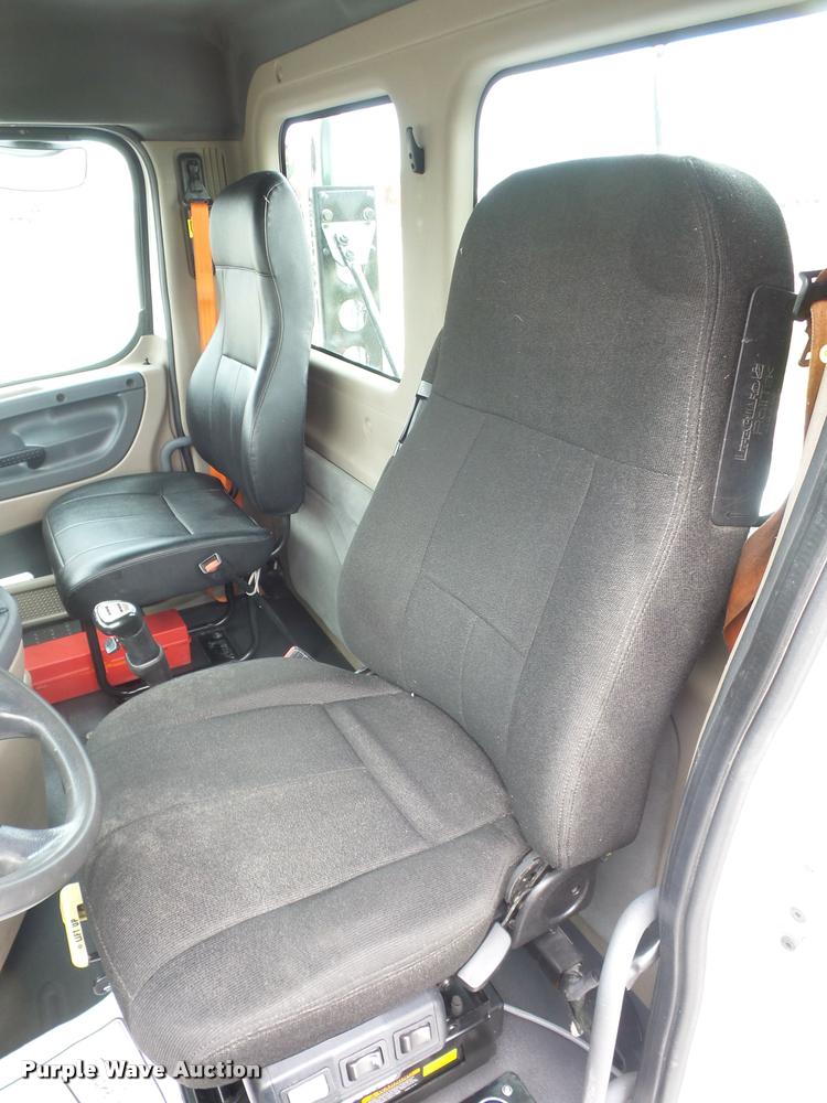 image for item DD9357 2011 Freightliner Cascadia semi truck