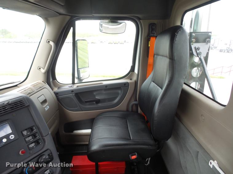 image for item DD9357 2011 Freightliner Cascadia semi truck