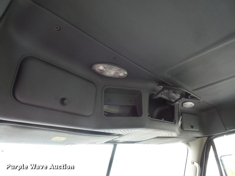 image for item DD9357 2011 Freightliner Cascadia semi truck