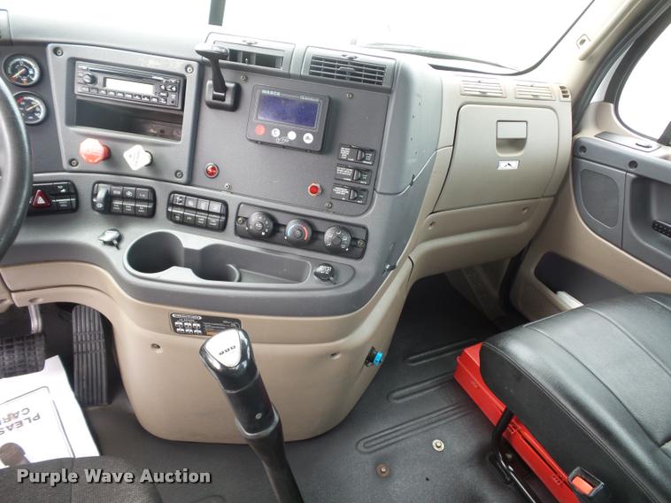 image for item DD9357 2011 Freightliner Cascadia semi truck