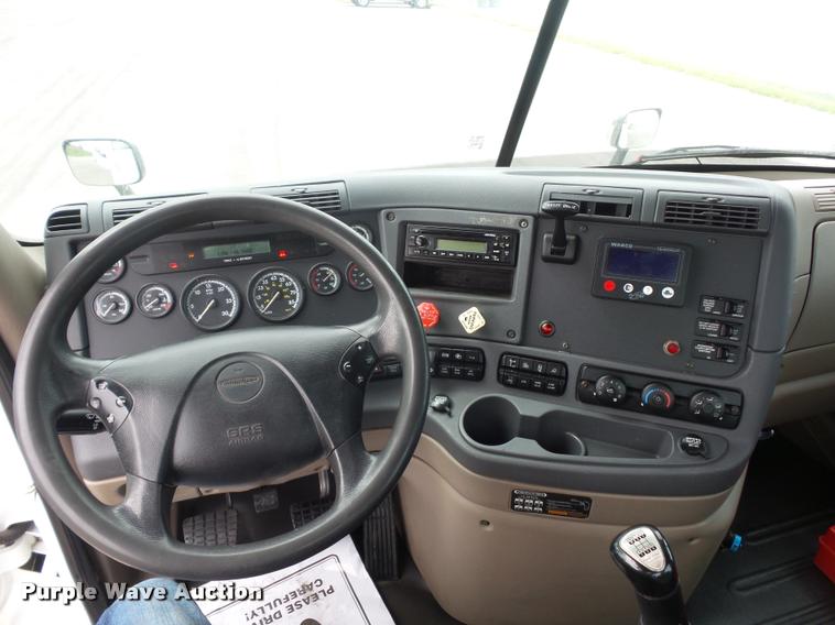 image for item DD9357 2011 Freightliner Cascadia semi truck