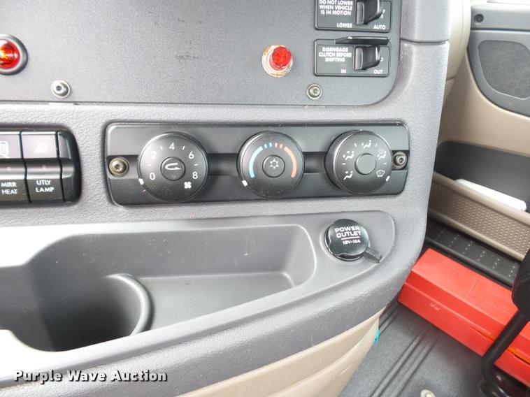 image for item DD9357 2011 Freightliner Cascadia semi truck