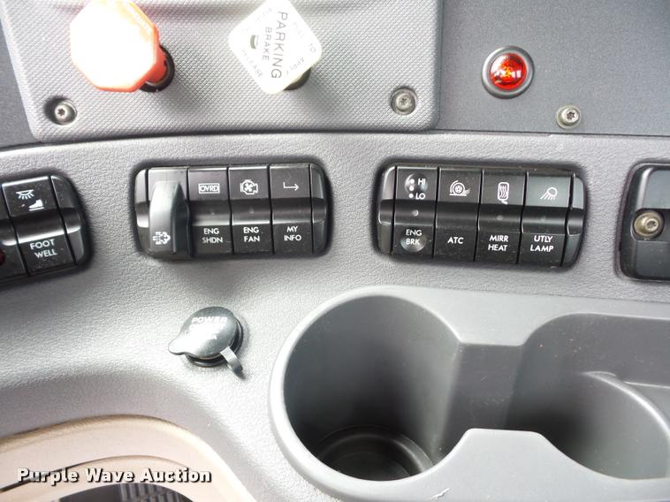 image for item DD9357 2011 Freightliner Cascadia semi truck