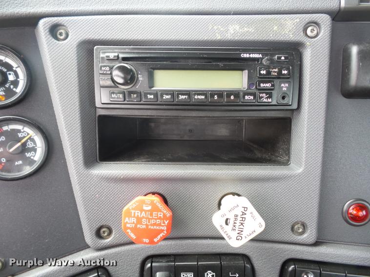 image for item DD9357 2011 Freightliner Cascadia semi truck