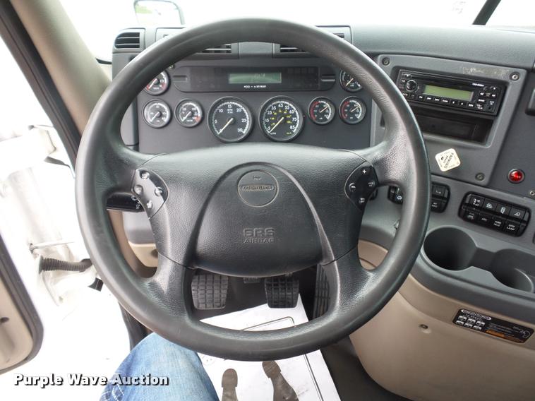 image for item DD9357 2011 Freightliner Cascadia semi truck