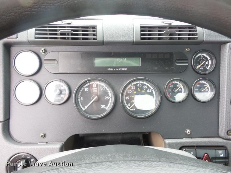 image for item DD9357 2011 Freightliner Cascadia semi truck