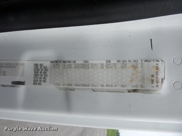 image for item DD9357 2011 Freightliner Cascadia semi truck