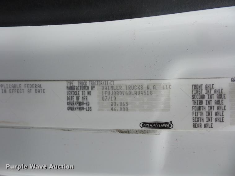 image for item DD9357 2011 Freightliner Cascadia semi truck