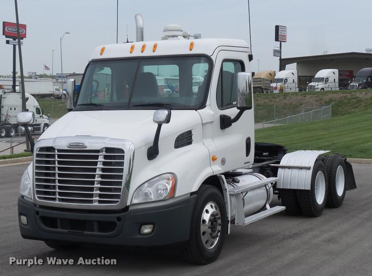 image for item DD9358 2011 Freightliner Cascadia semi truck