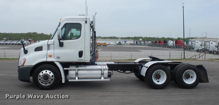 image for item DD9358 2011 Freightliner Cascadia semi truck